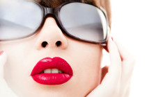Womanlipsglassescool2